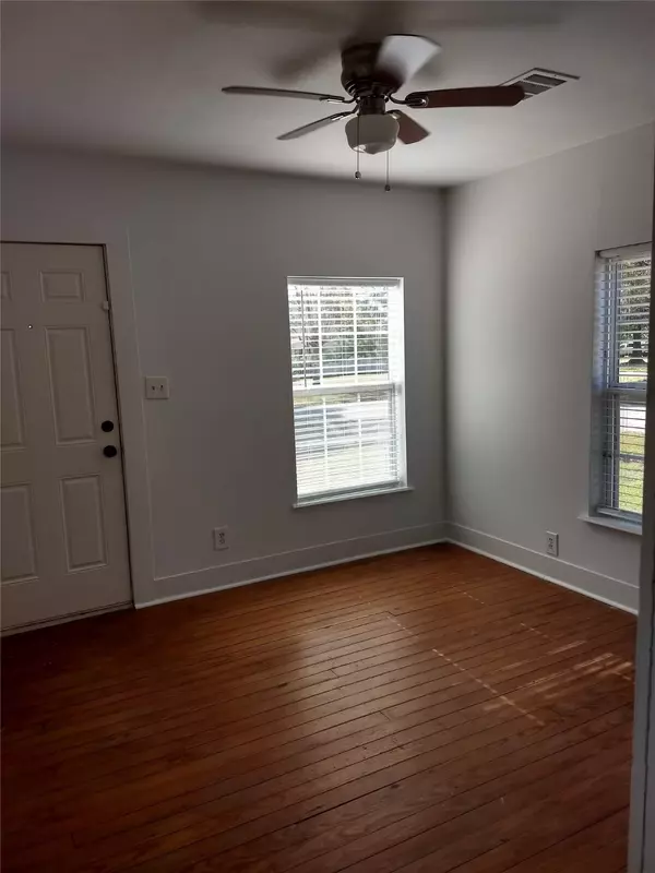 Highlands, TX 77562,414 Avenue E