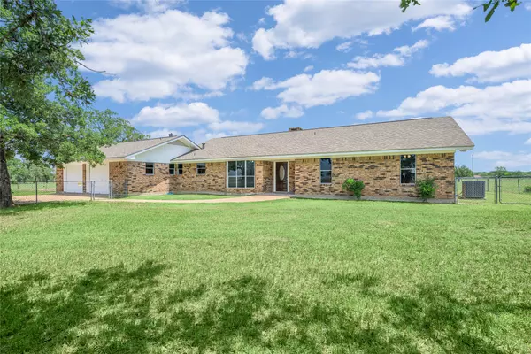 5131 N US Highway 77,  Warda,  TX 78960
