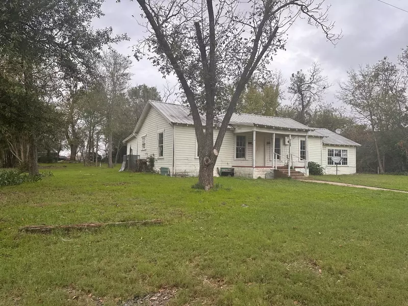 348 Walnut ST, Donie, TX 75838