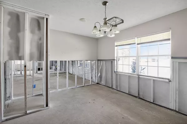 Baytown, TX 77520,525 S Burnett DR