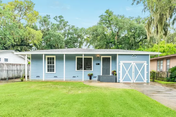 204 Jasmine ST, Lake Jackson, TX 77566