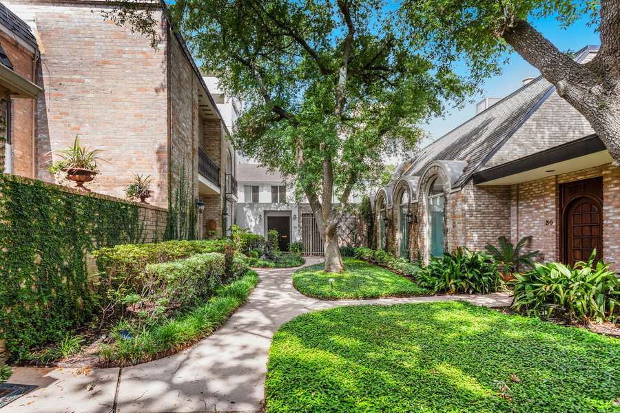 33 River Hollow LN, Houston, TX 77027