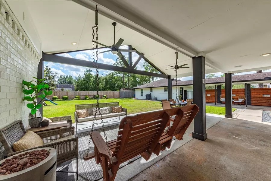 805 W Edgewood DR, Friendswood, TX 77546