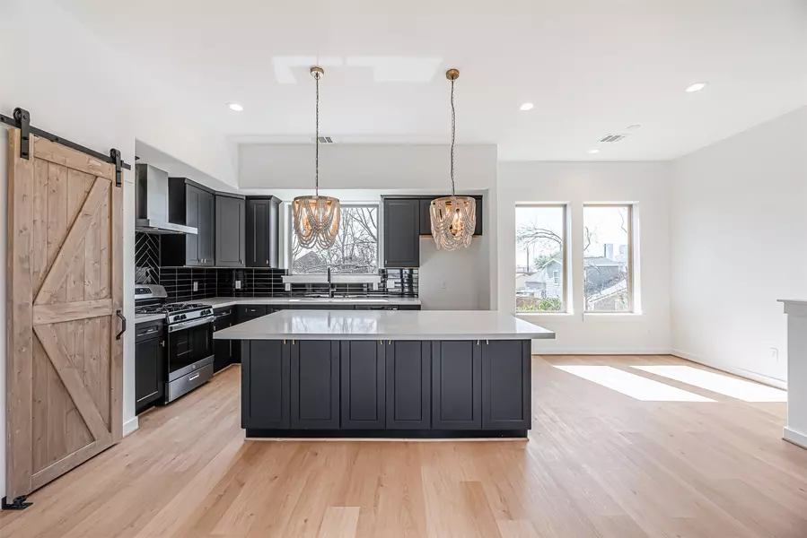 2320 Mills ST, Houston, TX 77026
