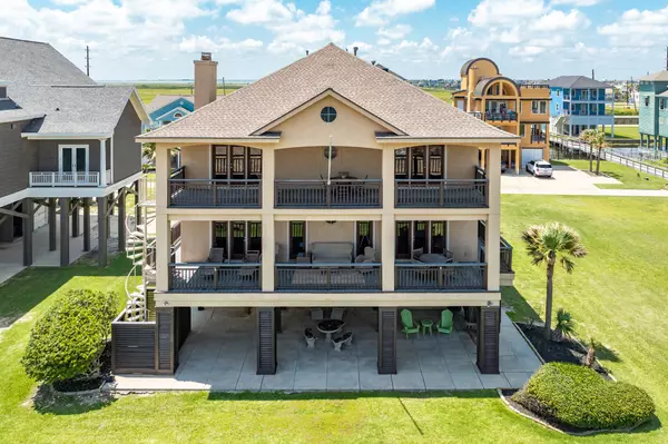 9 Blue Heron DR, Jamaica Beach, TX 77554