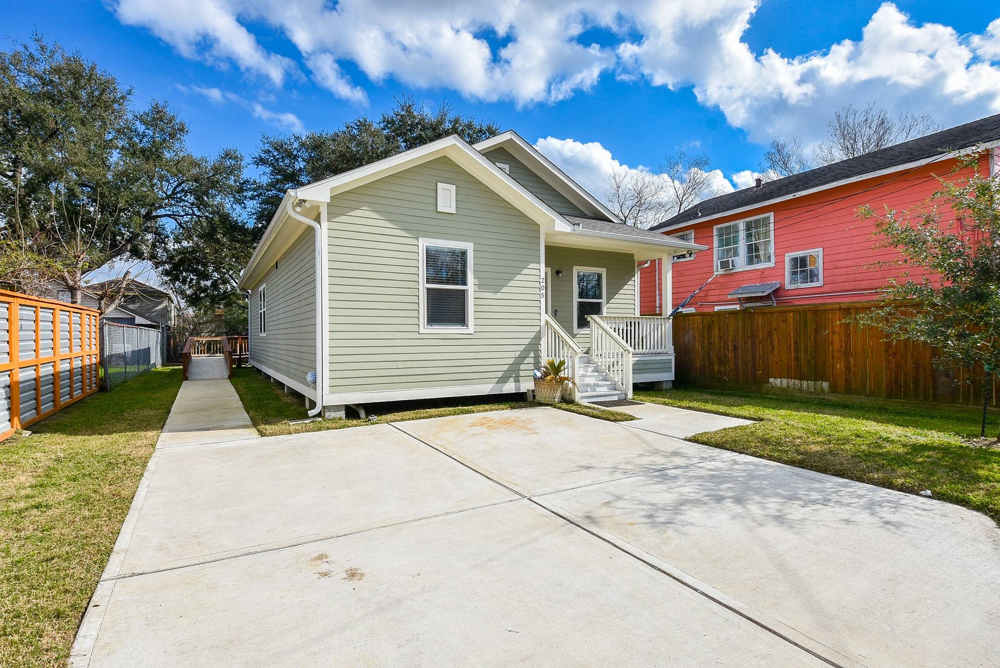 205 De Koven ST, Houston, TX 77011