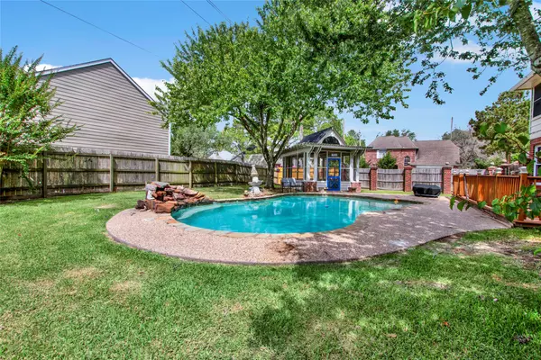 2902 Waterloo RD, Pearland, TX 77581
