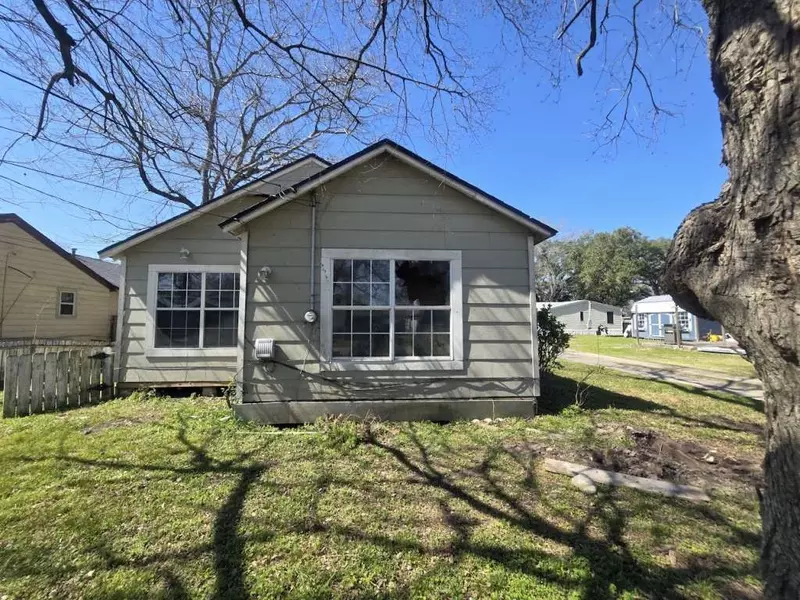 208 S 6th ST, Highlands, TX 77562