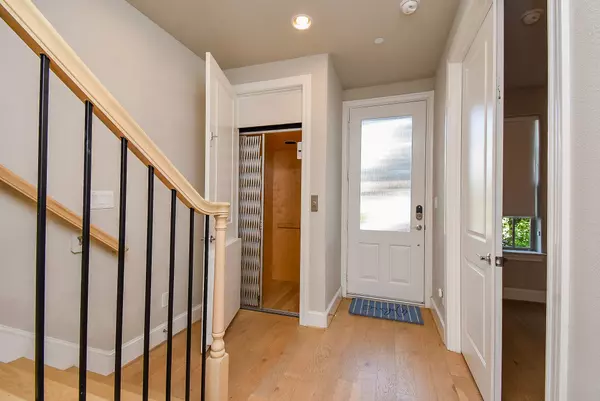 Houston, TX 77003,1005 Saint Charles ST