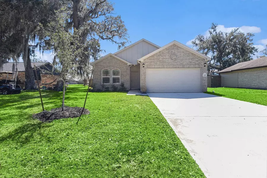 249 Edgewater DR, West Columbia, TX 77486