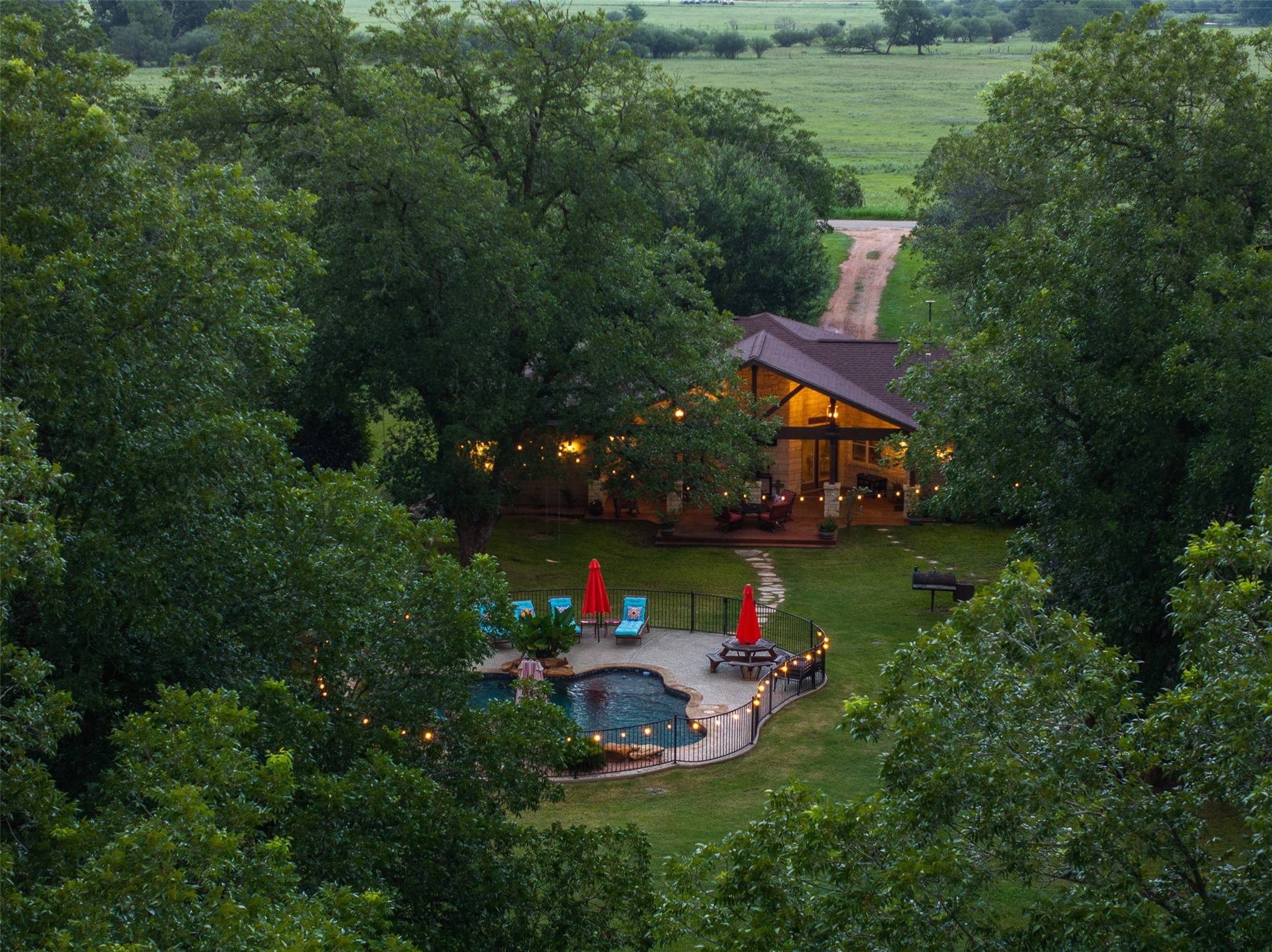194 2 Mile LN, Smithville, TX 78957