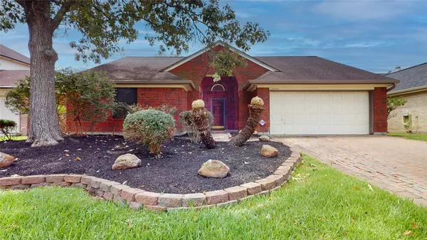 16002 Constitution LN, Friendswood, TX 77546