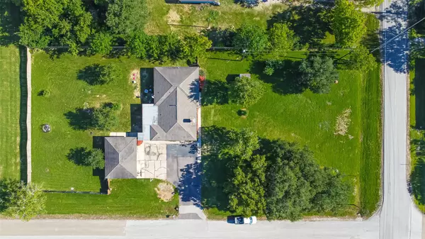 2852 County Road 422, Alvin, TX 77511