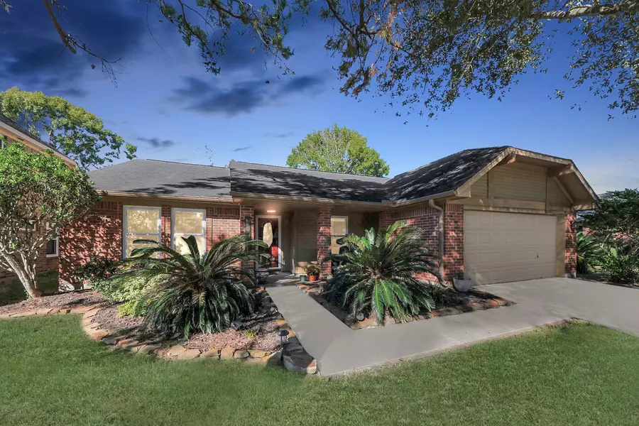 4811 Meadowglen DR, Pearland, TX 77584