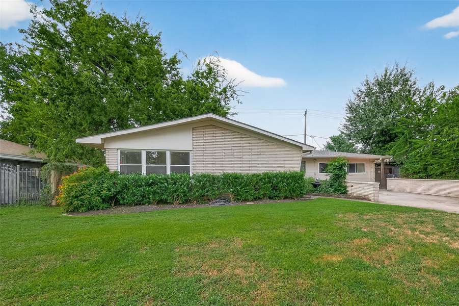 5001 Libbey LN, Houston, TX 77092