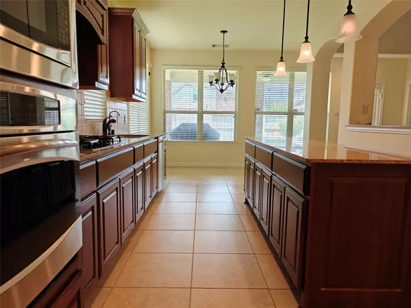 5551 Twin Rivers LN, Sugar Land, TX 77479