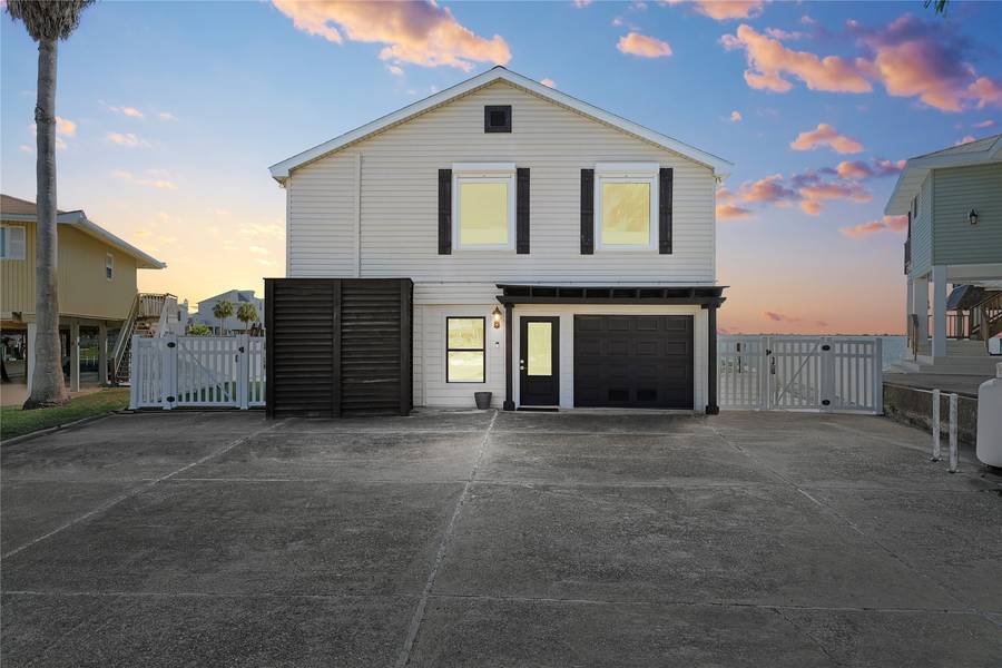 130 Tamana DR, Tiki Island, TX 77554