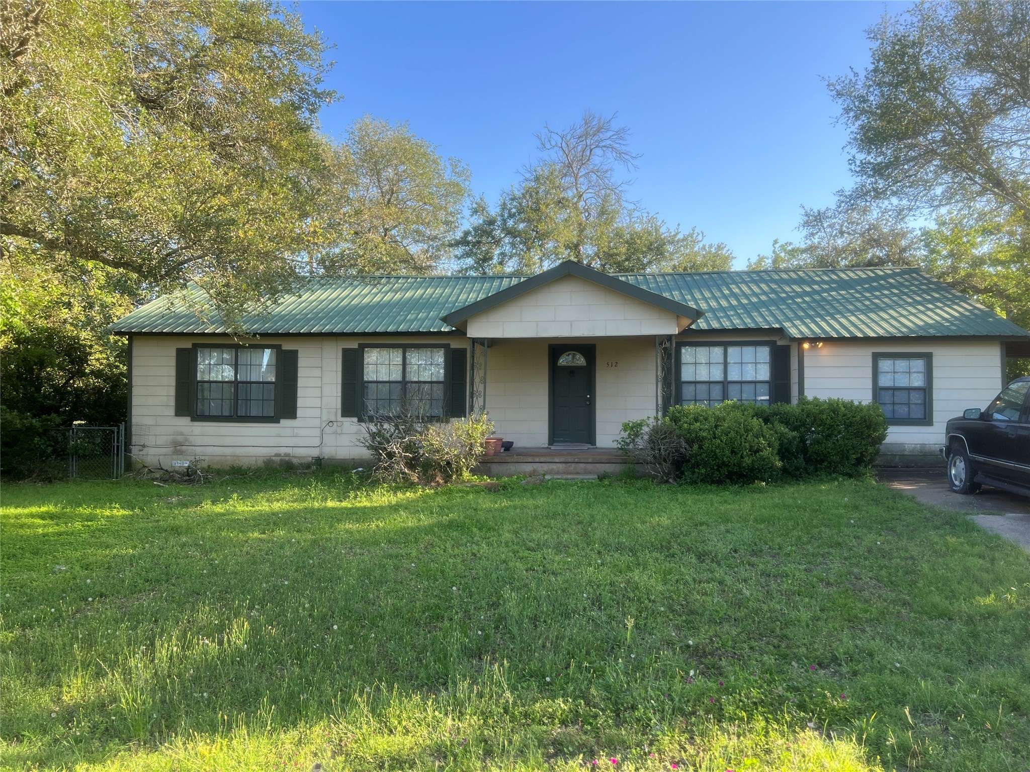 512 NE 4th ST,  Waelder,  TX 78959