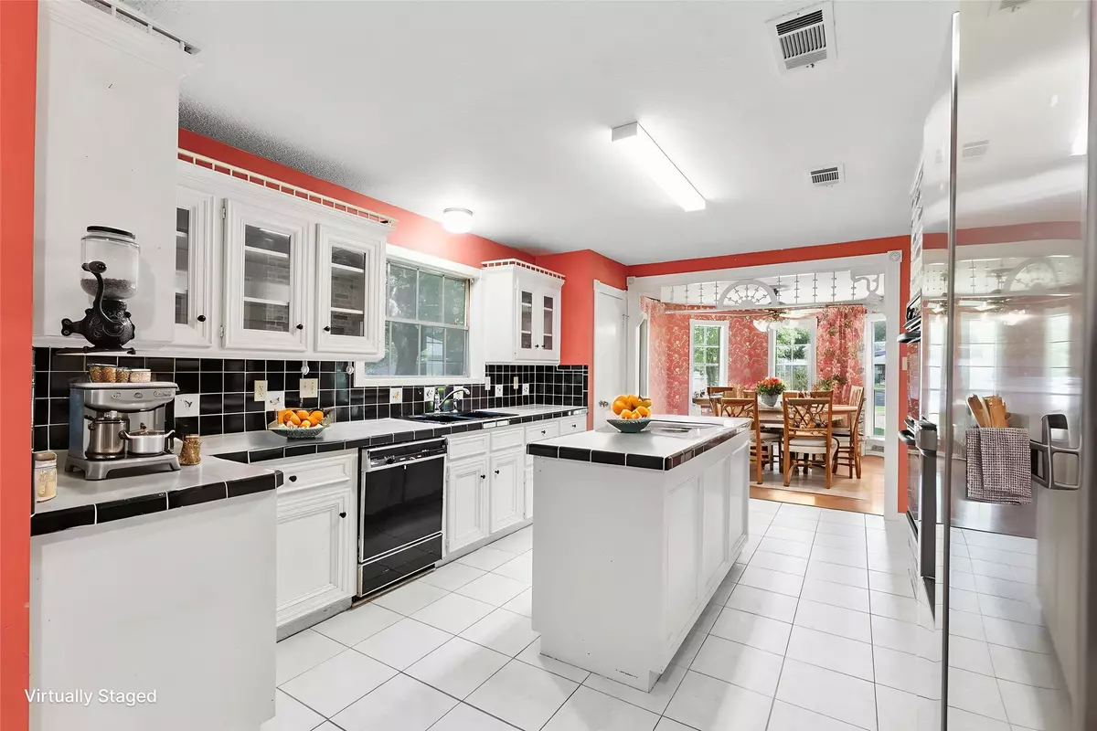 Sugar Land, TX 77478,512 Venice ST