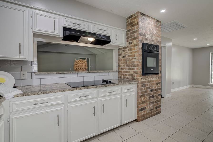 12511 Cherry Point DR, Mont Belvieu, TX 77535