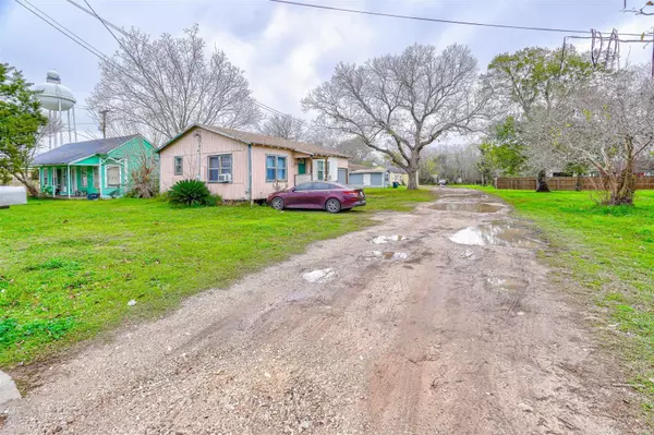 Edna, TX 77957,310 N Kleas ST