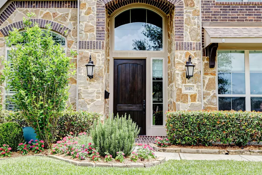 1418 Du Barry LN, Houston, TX 77018