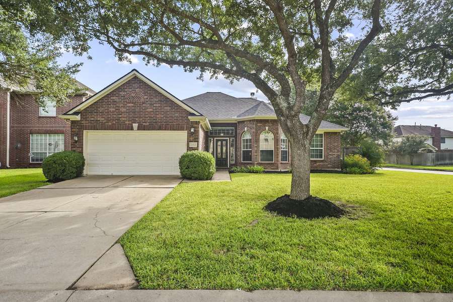 3343 Summerwood LN, Pearland, TX 77584