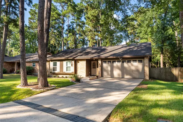 102 N Woodstock Circle DR, The Woodlands, TX 77381