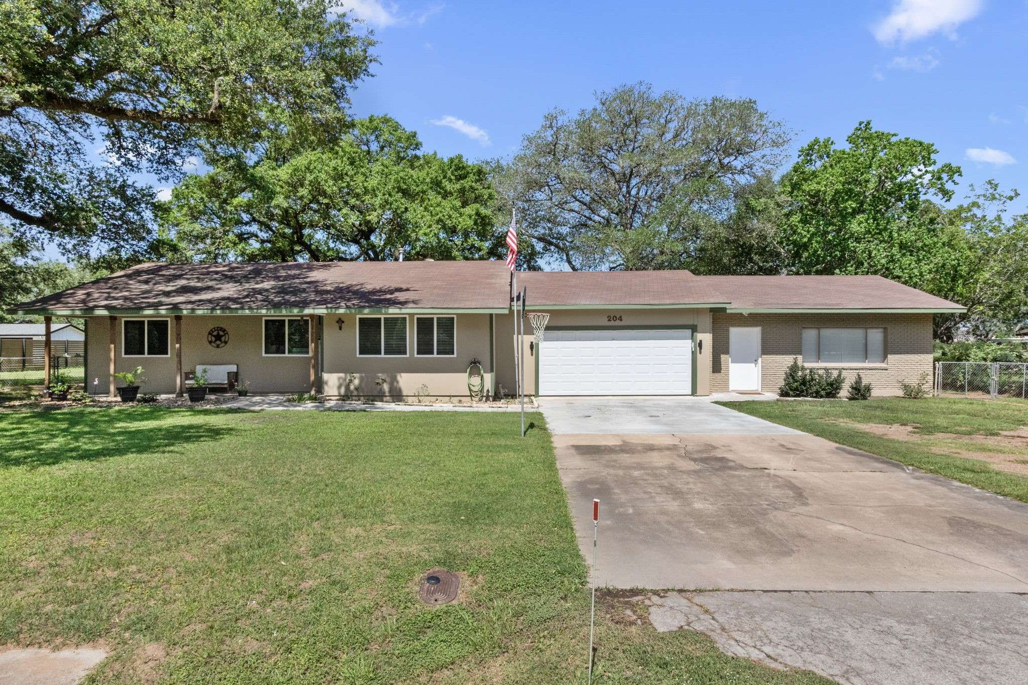 204 King DR, Columbus, TX 78934