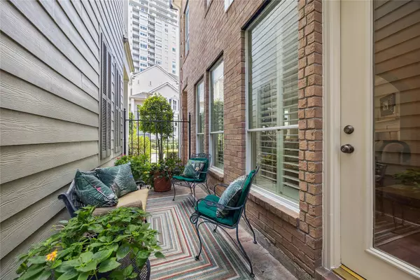 Houston, TX 77007,327 S Gate Stone