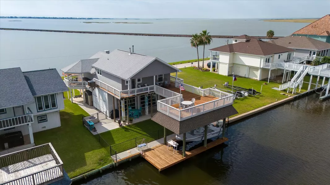 1313 Blue Heron ST, Bayou Vista, TX 77563