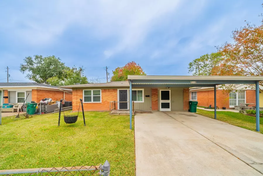 2112 Dewberry LN, Pasadena, TX 77502