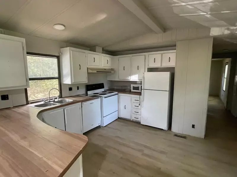 1002 Cardinal LN, Trinity, TX 75862