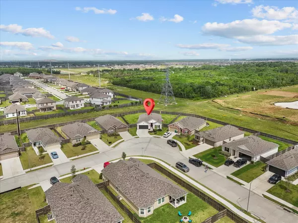 4901 Perennial LN, La Marque, TX 77568