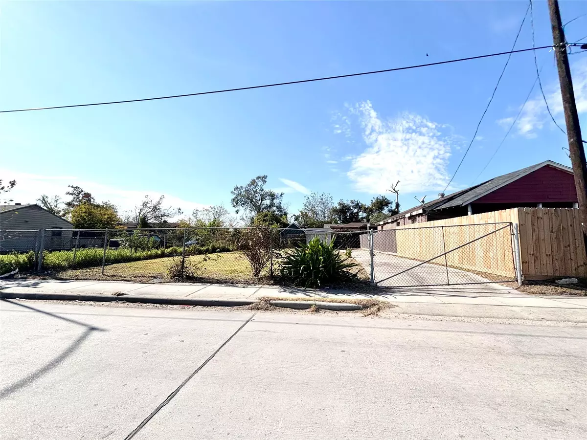 Houston, TX 77016,7511 Hirsch RD