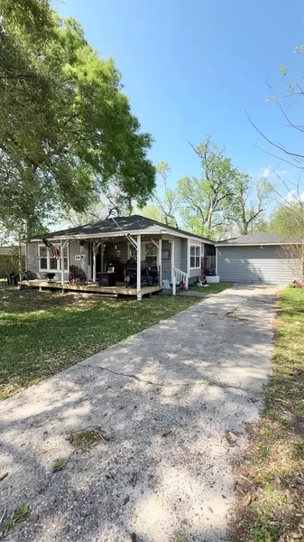 508 Clear Lake RD, Highlands, TX 77562