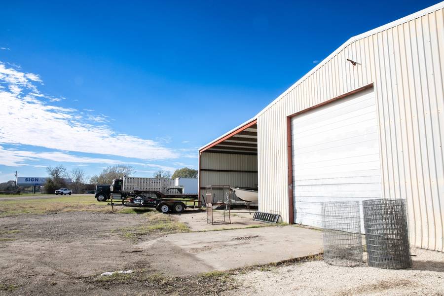 30 Red Tip LN, Brenham, TX 77833