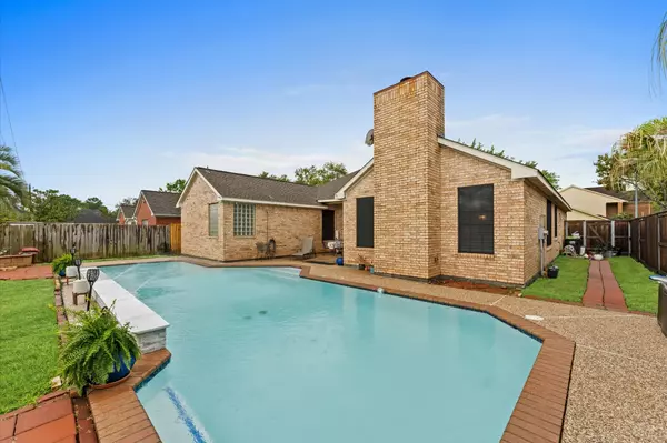 7131 Red Coral DR, Pasadena, TX 77505
