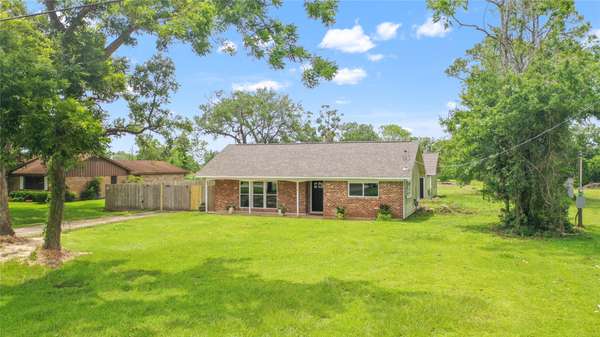 318 Primrose RD, Jones Creek, TX 77541