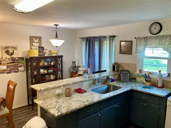 Shiner, TX 77984,421 W 13th ST