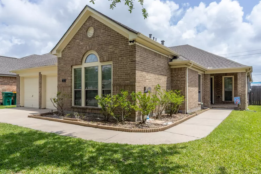 513 Reddingwood LN, La Marque, TX 77568