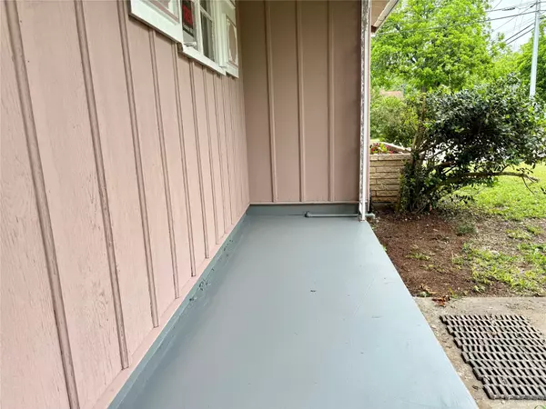 Seguin, TX 78155,903 E Ireland ST