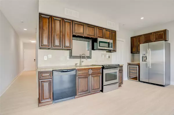 Houston, TX 77058,351 Lakeside LN #102