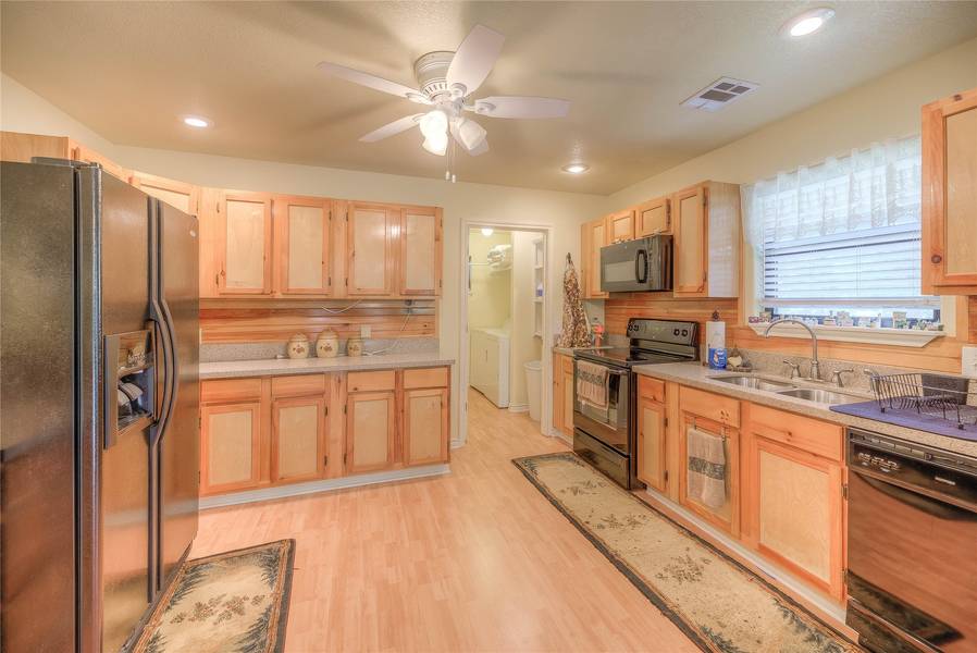 445 Knollwood CRK, Onalaska, TX 77360