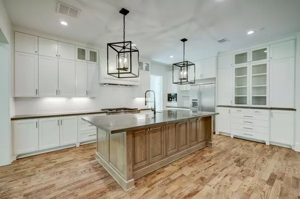 1243 Candlelight LN, Houston, TX 77018