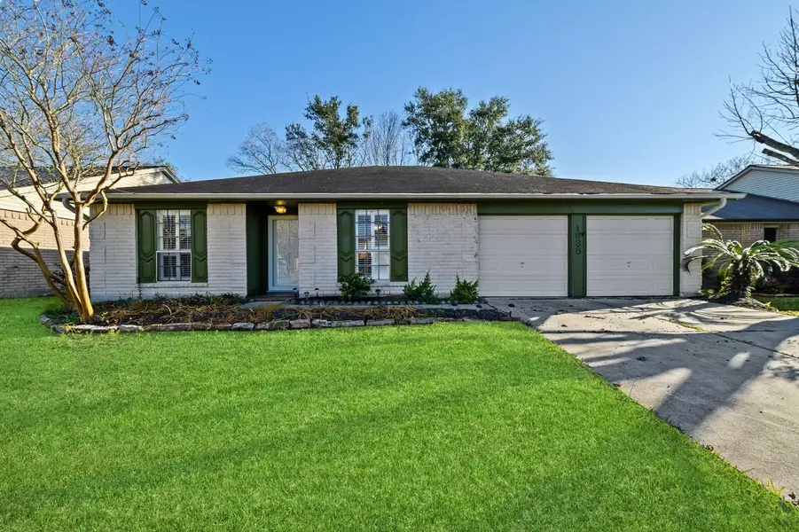 1935 Pilgrims Point DR, Friendswood, TX 77546