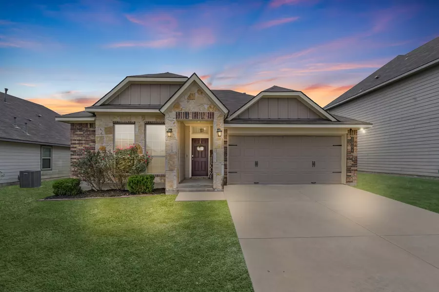 1004 Harvest LN, Brenham, TX 77833