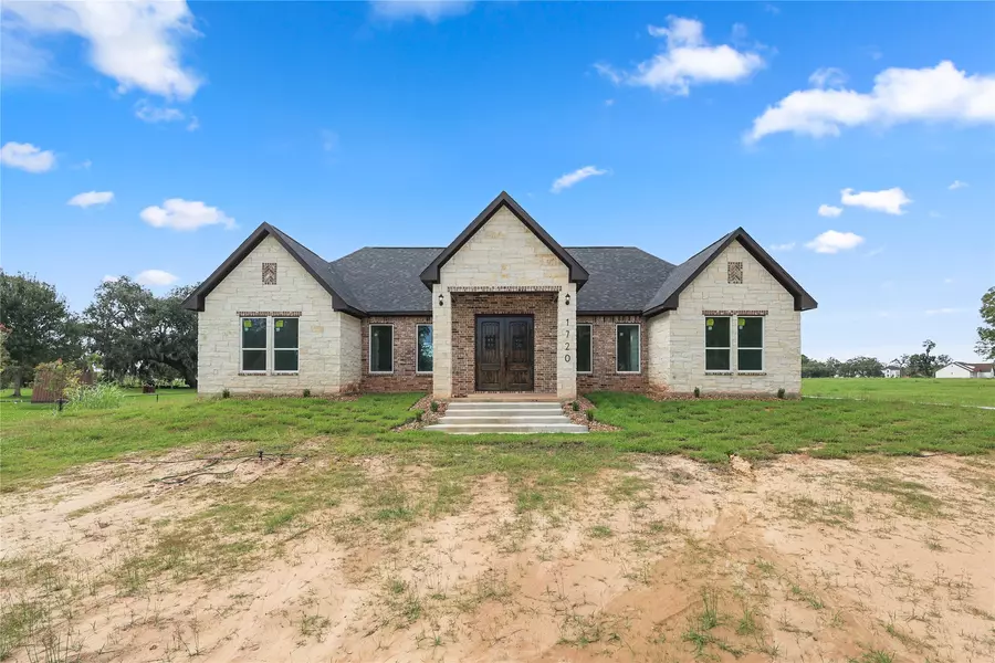 1720 FLINTLOCK CT, Angleton, TX 77515