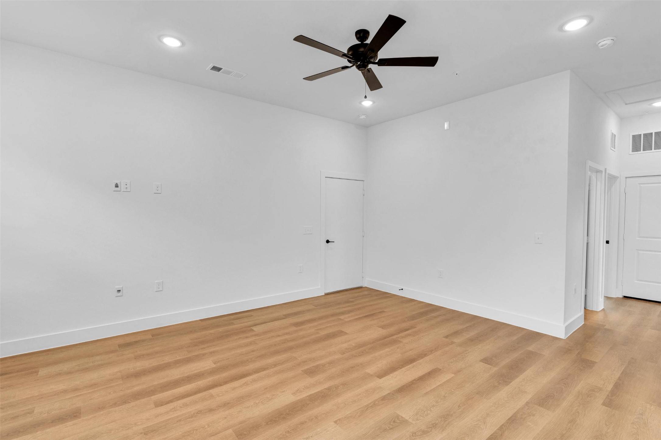 Garland, TX 75040,1844-814 Labrador LN