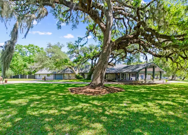 1717 S Columbia DR, West Columbia, TX 77486